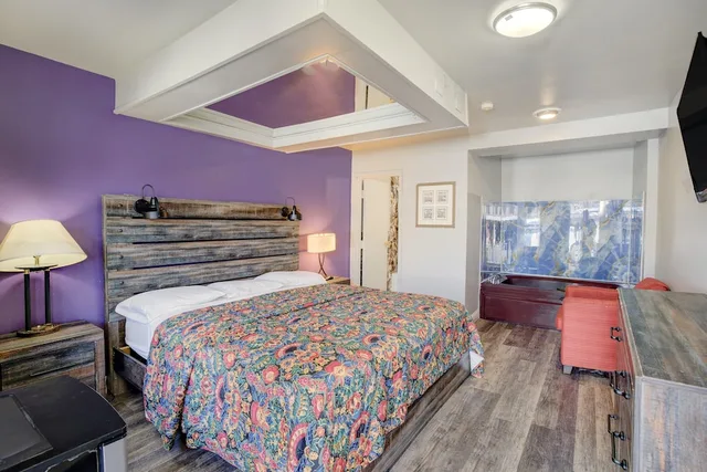 غرفة بسرير كينج بحوض جاكوزي للمدخنين، Miami Inn & Suites 2/5