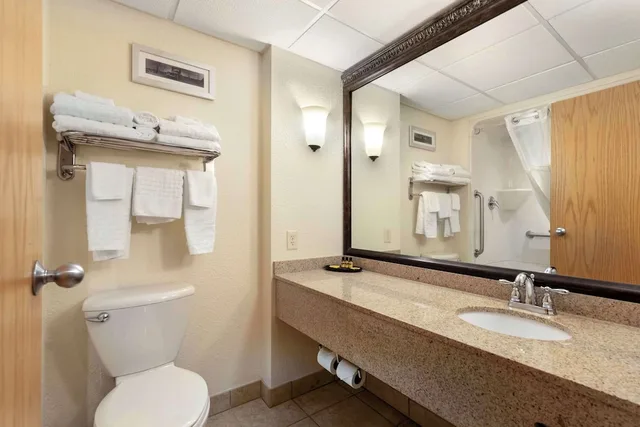 غرفة قياسية بسريرين كوين بإطلالة على المسبح، Best Western Plus Longbranch Hotel and Convention Center 8/9