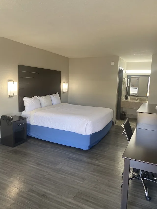 غرفة بسرير كينج، Days Inn by Wyndham Moss Point Pascagoula 1/3