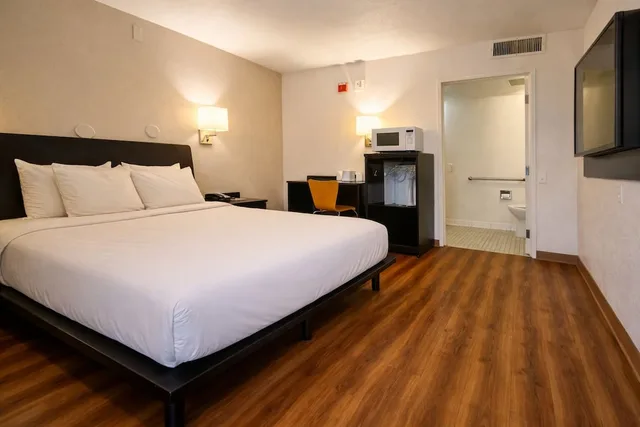 Standard, King Bed, Motel6 Blythe, CA 1/10