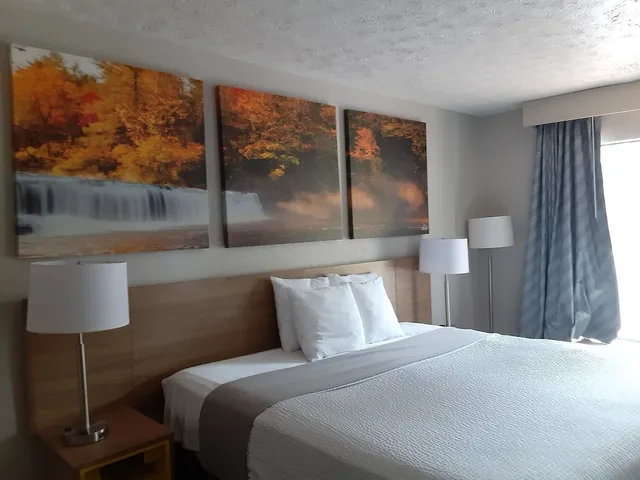 جناح بسرير كينج بحوض جاكوزي، Days Inn by Wyndham Cookeville 3/4