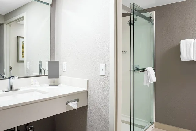 غرفة بسرير كينج بشرفة مع أريكة، Courtyard Paducah West 2/2