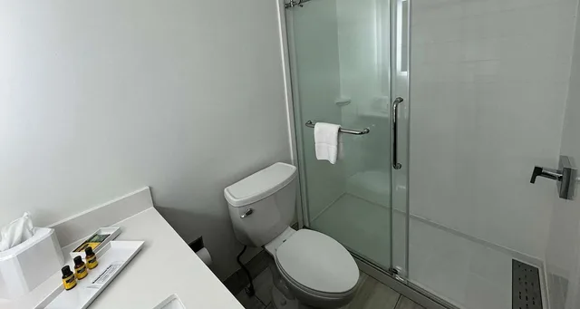 غرفة بسرير كوين مع أريكة بمطبخ صغير لذوي الإعاقة، Best Western Plus Hannaford Inn & Suites 2/7