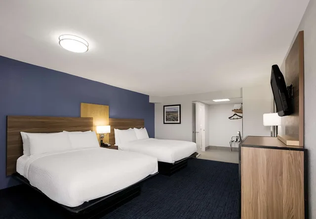 غرفة بسريرين كوين، SureStay Plus by Best Western Pigeon Forge 1/5