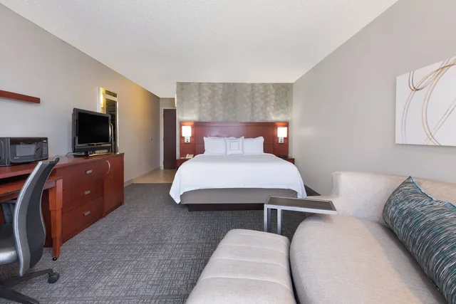 غرفة بسرير كينج مع أريكة، Courtyard Harlingen 2/3