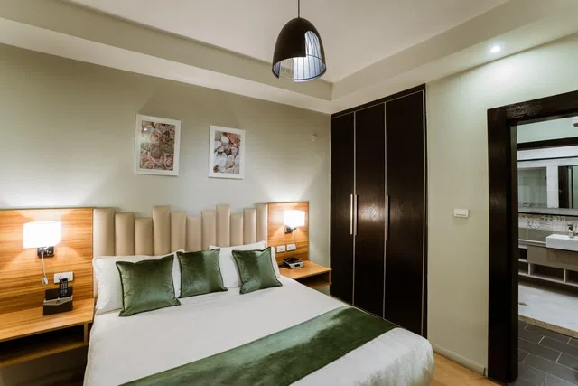 غرفة مفردة بسرير كينج، Monarch Hotel 1/3