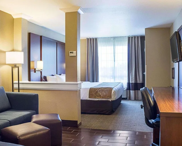 جناح بسرير كينج مع أريكة، Comfort Suites Minot South 5/5