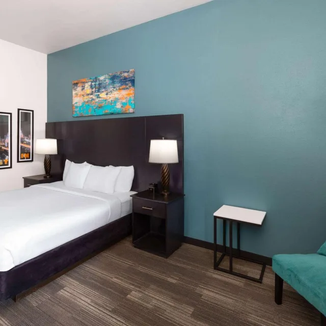غرفة ديلوكس بسرير كينج، La Quinta Inn & Suites by Wyndham Austin NW/Lakeline Mall 5/7