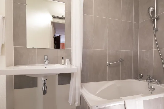 غرفة سوبيريور ثلاثية بسرير مزدوج مع أريكة، HOTEL SAINT-ROCH 2/3