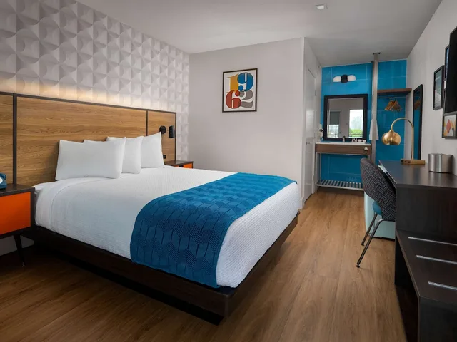Retro, Style, Queen Bed, Side Ocean View، Motel6 Santa Barbara, CA - Beach 1/6