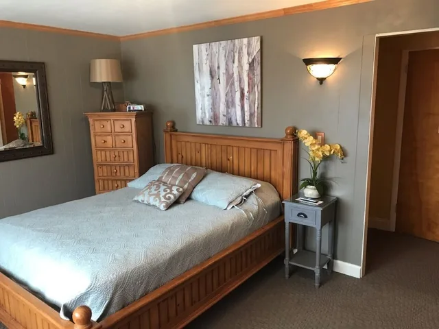 غرفة بسرير كوين وسرير فردي، Simmons Motel 1/1