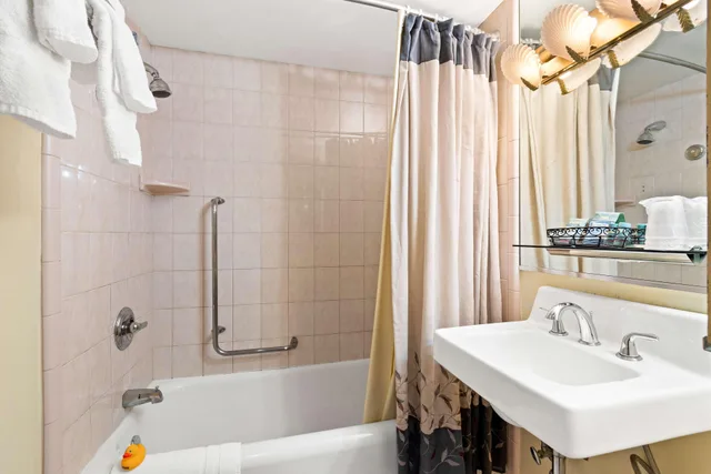 Adjoining, Suite, King and Double Bed، Genetti Hotel SureStay Collection By Best Western 7/8