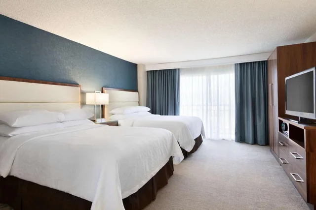 جناح بسريرين كوين بإطلالة على الجبل بغرفتين مع أريكة، Embassy Suites By Hilton Brea North Orange County 1/3