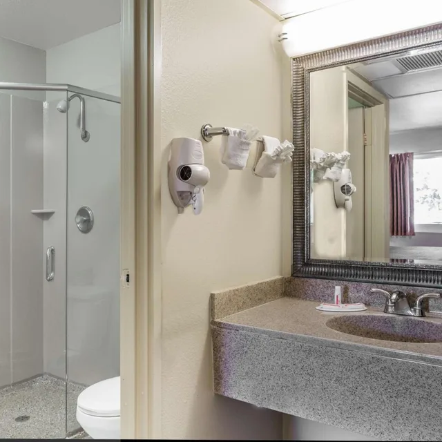 غرفة بسرير كينج للمدخنين، Motel6 Riviera Beach, FL 4/8