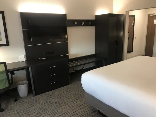 Standard, King Bed, Holiday Inn Express & Suites - Summerville 4/7