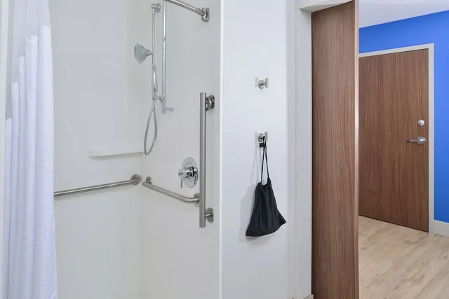 غرفة قياسية بسرير كينج لذوي الإعاقة، Holiday Inn Express Suites Farmington Hills Detroit 5/5