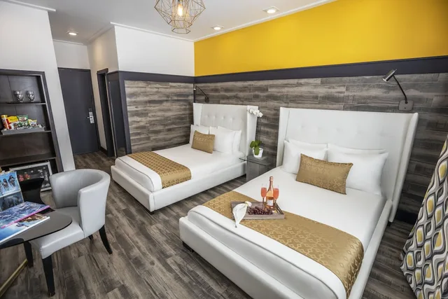 غرفة نوم مزدوجة بإطلالة على المسبح، Catalina Hotel & Beach Club 7/10