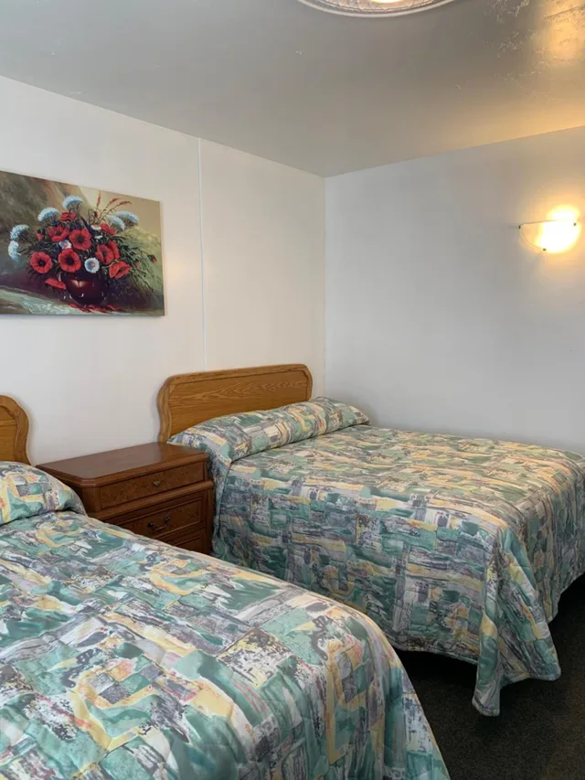 غرفة بسرير كينج وسريرين كوين، Lakeview Hotel 8/10