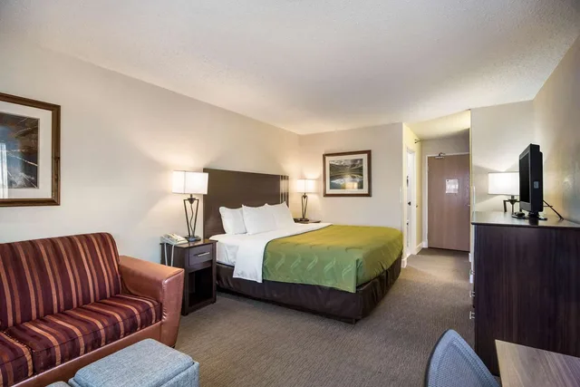 Business, King Bed, Quality Inn & Suites Pueblo West 1/4
