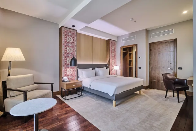 جناح ملكي بانورامي بسرير كينج بإطلالة على الجبل، Radisson Blu Hotel Yerevan 3/4