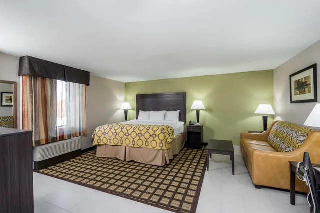 غرفة بسرير كينج مع أريكة لذوي الإعاقة، Baymont By Wyndham Clarksville 3/7