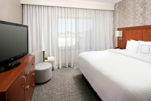 غرفة بسرير كينج، Courtyard by Marriott Tyler 1/7