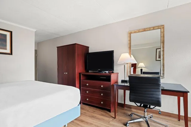 غرفة قياسية بسرير كينج، Days Inn By Wyndham Utica 7/10