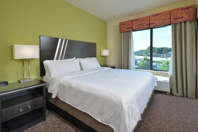 Standard, King Bed, Accessible, Holiday Inn Express & Suites Clemson - Univ Area 4/8