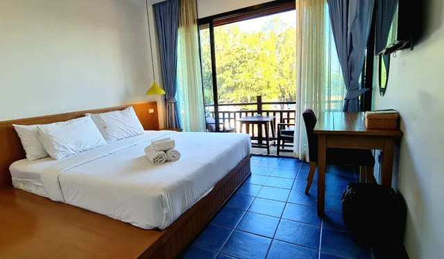 غرفة ديلوكس بسرير كينج بإطلالة على البحر بشرفة، Chidlom Resort 1/3