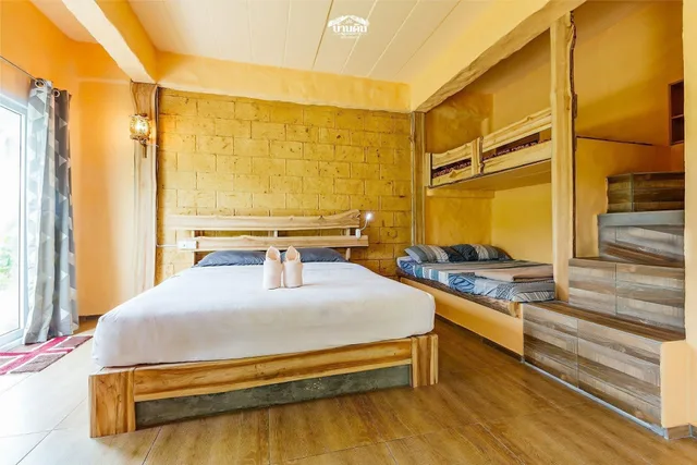 غرفة ديلوكس بسرير كوين وسرير فردي بإطلالة على النهر بشرفة، Baandin Chiewlarn Resort 1/5