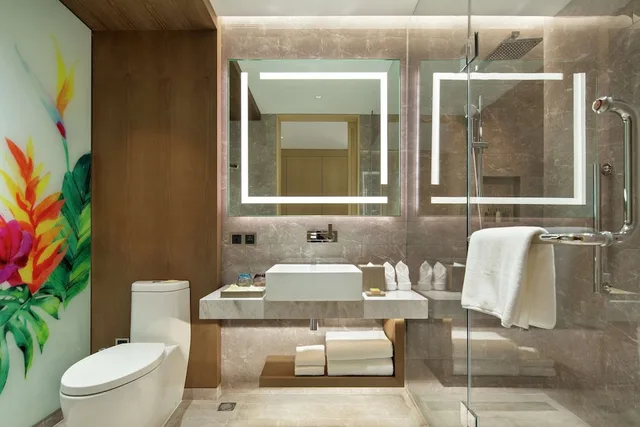 غرفة بسرير كينج بإطلالة على البحر بشرفة في طابق مرتفع، Hilton Garden Inn Sanya 4/4