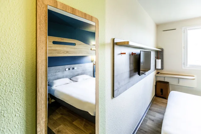 Room, Triple, Double and Bunk Bed, ibis budget Pertuis Portes du Luberon 3/7