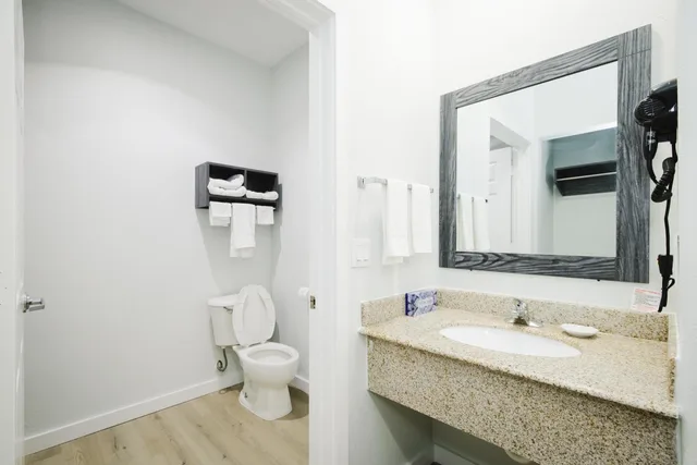 غرفة بسريرين كوين، Sapphire Inn & Suites- Deer Park 8/10