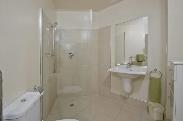 شقة بسرير كينج بغرفة نوم واحدة بإطلالة جزئية على البحر، The Pavilions Beachfront Apartments 3/4