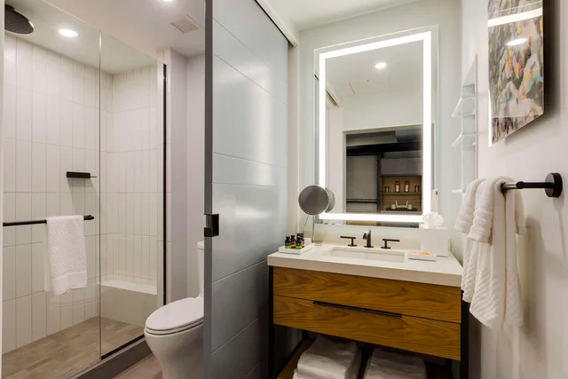 Premium, 2 Queen Beds, Water Front، Canopy by Hilton Portland Waterfront 2/3