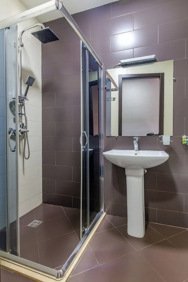 غرفة قياسية بسريرين منفصلين بإطلالة على المدينة، HOTEL MARLYN 5/5