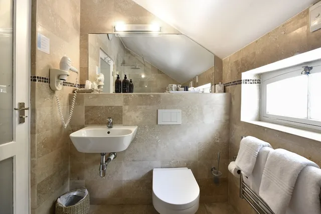 غرفة بسرير كوين بشرفة، Ashbourne House Guest House 2/3