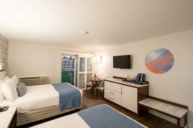 Room, Single, 2 Queen Beds, Partial Ocean View، SeaCrest Oceanfront Hotel 2/3