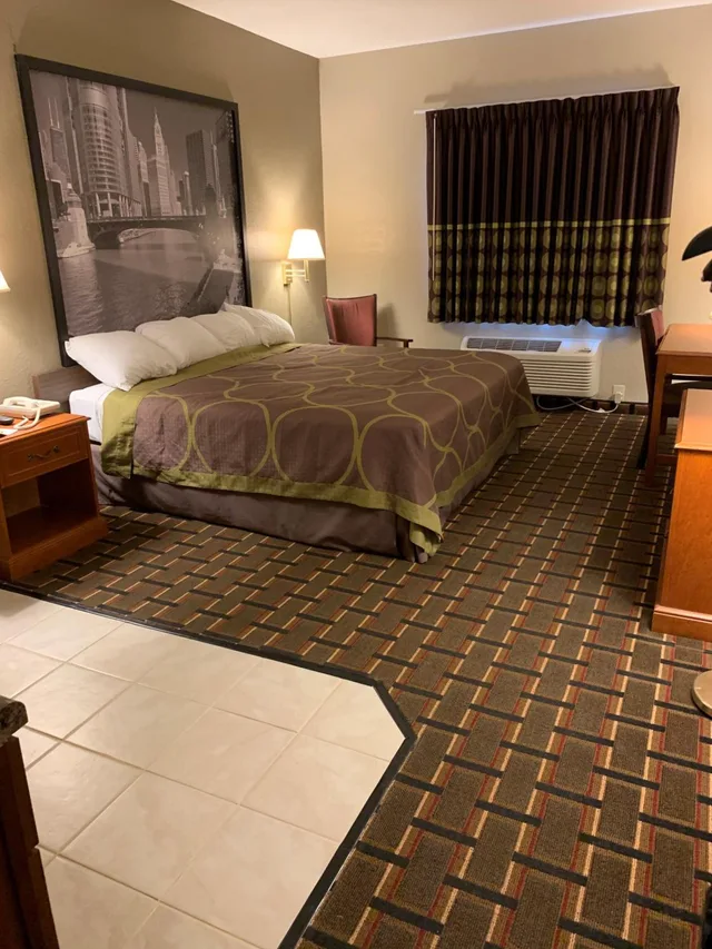 جناح بسرير كينج بمطبخ صغير، Super 8 by Wyndham Valparaiso 1/4