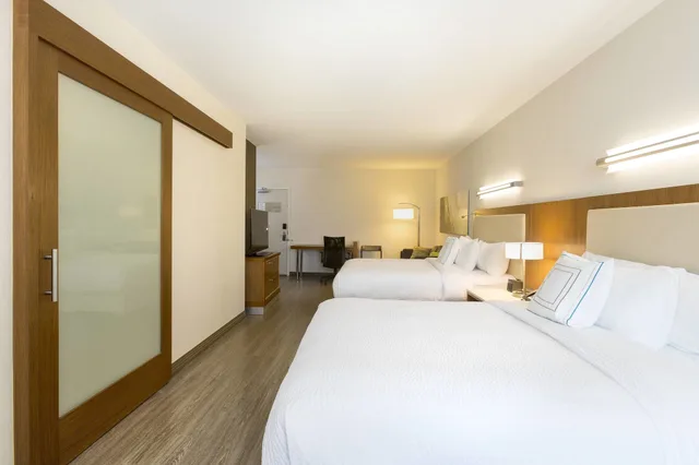 استوديو بسريرين كوين بإطلالة على المرسى بشرفة مع أريكة، SpringHill Suites Orange Beach at The Wharf 1/9