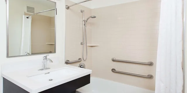 جناح استوديو بسرير كوين لذوي الإعاقة، Sonesta Simply Suites Lansing 2/2