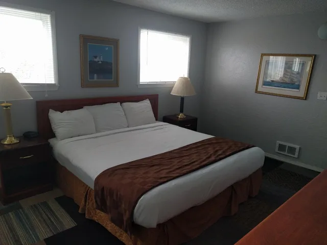 Studio, King Bed, Ocean Shores Inn Suites 2/7