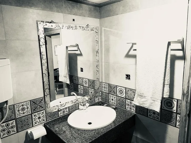 غرفة ديلوكس بسريرين منفصلين، Hotel Sarawan Karachi 4/4