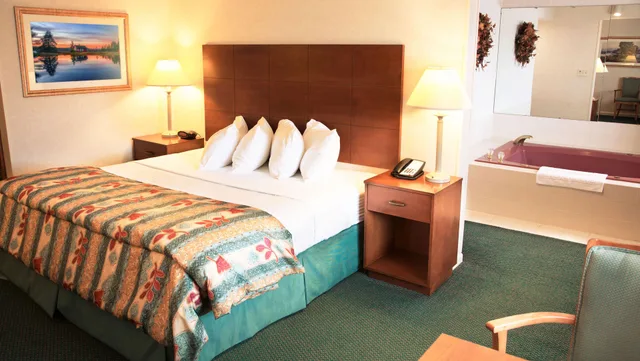 جناح بسرير كينج، Magnuson Grand Pioneer Inn And Suites 1/2