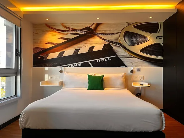 غرفة عائلية بسرير مزدوج وسريرين منفصلين، Ibis Styles Montevideo Biarritz 1/10