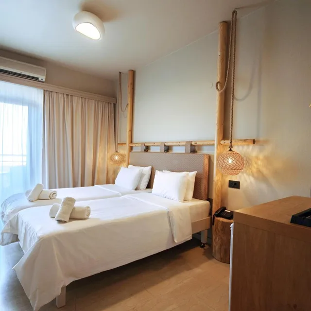 غرفة بسرير مزدوج بإطلالة على المسبح، D And D Resort 3/7