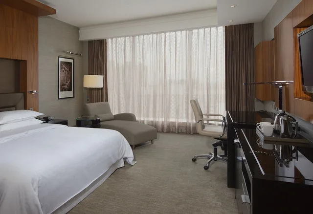 Club, King Bed, Sheraton Grand Bangalore Hotel At Brigade Gateway 5/7
