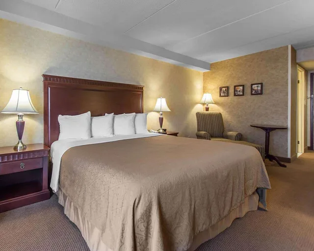 غرفة بزنس بسرير كينج، Quality Inn & Suites Bay Front 1/3
