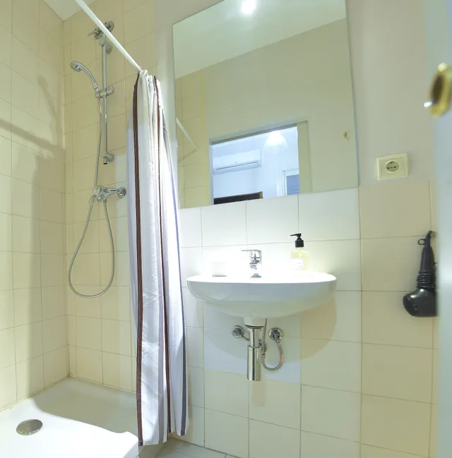 Room, Triple, 3 Beds, External Bathroom, Balcony، MIHLTON BARCELONA 8/8
