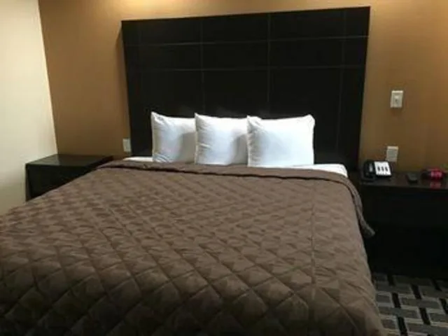 غرفة بسرير كينج بجاكوزي للمدخنين، Downtowner Inns & Suites 1/1